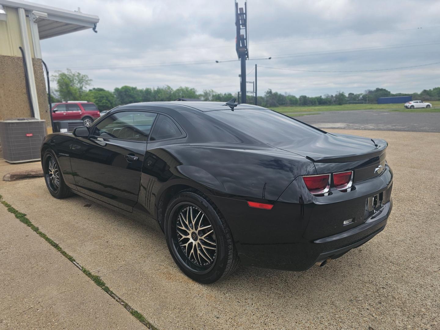 2013 BLACK /BLACK Chevrolet Camaro Coupe 2LT (2G1FC1E33D9) with an 3.6L V6 DOHC 24V FFV engine, 6-Speed Automatic transmission, located at 533 S Seven Points BLVD, Seven Points, TX, 75143, (430) 255-4030, 32.313999, -96.209351 - Photo#3